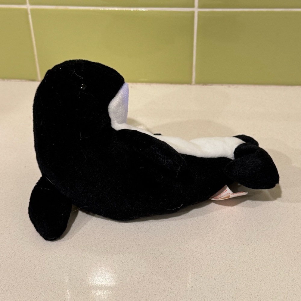 Ty Beanie Baby named Waves the Orca Whale (1996) - Picture 2 of 6
